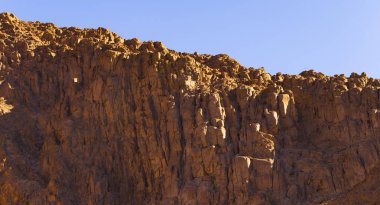 Mısır. Sabahın köründe Sina Dağı. Çünkü Allah gafurdur, rahîmdir (affı ve merhameti boldur). Hac yeri ve ünlü turistik mekan.