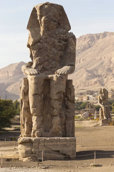 Колосси Мемнона Две Массивные Каменные Статуи Фараона Аменхотепа Iii Который — стоковое фото