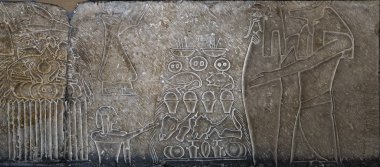 Kahire, Mısır - 12.09.2019. Çakal başlı tanrı, Anubis, firavun mumyasıyla birlikte, ağzın açılışı sırasında. 