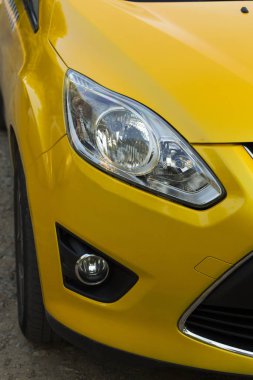 Sağ ön tekerlek ve far. Güzel bir arabanın kopyası, Rusya 'da yapılmış. Sarı arabaya halojen aydınlatma yerleştirildi.