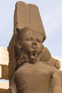 Ramses II 'nin heykelleri. Mısır, Luxor - Karnak Tapınağı, Amun-Re kompleksi. UNESCO Miras Bölgesi.