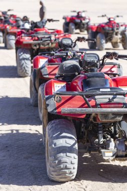 Çölde dört tekerli bisiklet turları. Atv safarisi. Sahra 'da yarışmak için bir araç..