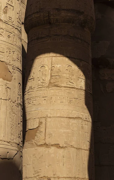 Karnak Tapınağı Amun Kompleksi Sütunlarda Kabartmalı Hiyeroglifler Büyük Hypostyle Salonu — Stok fotoğraf