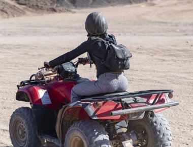 Çölde dört tekerli bisiklet turları. Atv safarisi. Sahra 'da yarışmak için bir araç..