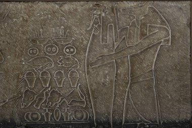 Kahire, Mısır - 12.09.2019. Çakal başlı tanrı, Anubis, firavun mumyasıyla birlikte, ağzın açılışı sırasında. 
