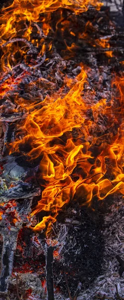 Loderndes Feuer Großes Lagerfeuer Der Fastnacht Brennende Äste Die Menschen — Stockfoto