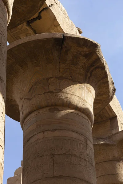 卡诺寺 Amun Re的建筑群 伟大的低音型大厅 在列上插入象形文字 埃及卢克索省 — 图库照片