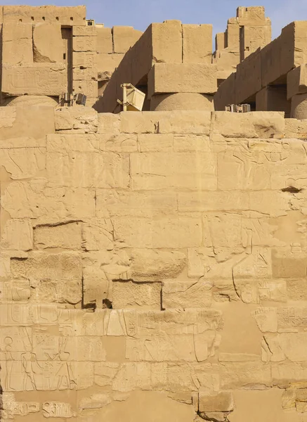 Luxor Governorate Egypt Chrám Karnak Komplex Amun Razítkované Hieroglyfy Sloupcích — Stock fotografie