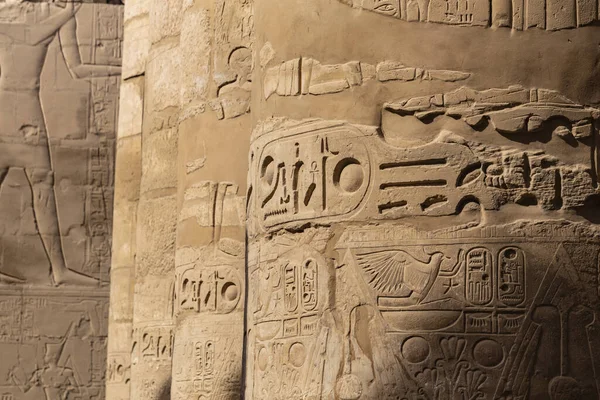 Karnak Templom Amun Komplexum Nagy Hypostyle Hall Dombornyomásos Hieroglifák Oszlopokon — Stock Fotó