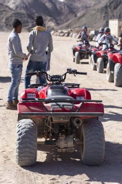 Çölde dört tekerli bisiklet turları. Atv safarisi. Sahra 'da yarışmak için bir araç..