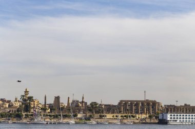 Luxor, Mısır, Karnak Tapınağı, Amun-Re kompleksi. Nil 'den antik şehir Thebes' in manzarası. Panoramik şehir, nehirden manzara.