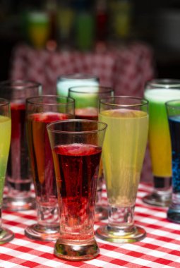 Kokteylli bardaklar. Çok renkli içecekler. Sarhoş partisi..