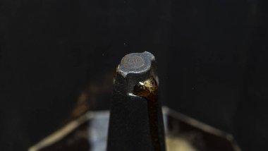 Kahve yapma süreci. Moka demliği kahve yapan bir kahve makinesidir. Kaynar suyun yanından geçer. Buharla basınçla öğütülmüş kahveden geçer..