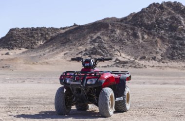 Sahra 'da yarışmak için bir araç. Çölde dört tekerli bisiklet turları. Atv safarisi.