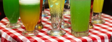 Kokteylli bardaklar. Çok renkli içecekler. Sarhoş partisi..