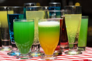 Kokteylli bardaklar. Çok renkli içecekler. Sarhoş partisi..