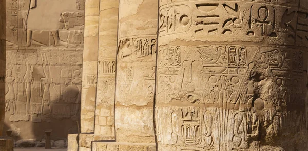 Karnak Templom Amun Komplexum Nagy Hypostyle Hall Dombornyomásos Hieroglifák Oszlopokon — Stock Fotó