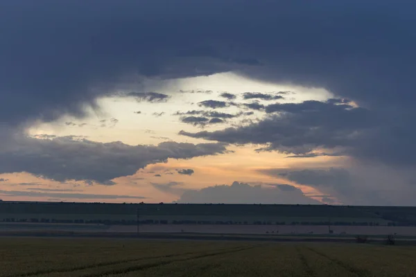 Panorama Paisagem Com Raio Pôr Sol Misteriosas Nuvens Invadiram Céu — Fotografia de Stock