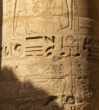 Luxor Valiliği, Mısır, Karnak Tapınağı, Amun-Re kompleksi. Sütunlarda ve duvarlarda kabartmalı hiyeroglifler. 