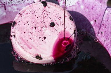  Şarap yapımı. Moldova 'da şarap üretim teknolojisi. Üzüm işlemenin eski halk geleneği. Sıkıştırıcı şarabı bastırmak için kullanılır..