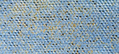 Metal aşınması. Demir yüzeyden boya soyuluyor. Yapılandırılmış delinmiş yüzey.