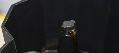 Kahve yapma süreci. Moka demliği kahve yapan bir kahve makinesidir. Kaynar suyun yanından geçer. Buharla basınçla öğütülmüş kahveden geçer..