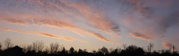 紫红云彩 蓝色滑雪板上的圆环云 凄凉阴郁的天空 风景与血腥的日落 地球上奇妙的天空 — 图库照片