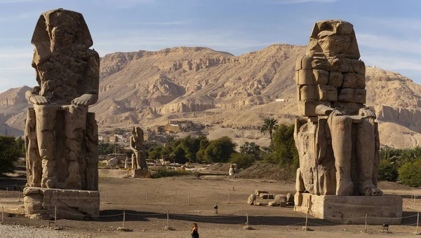 Kolossi Memnon Två Massiva Stenstatyer Farao Amenhotep Iii Som Regerade — Stockfoto