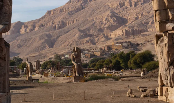 Kolossi Memnon Två Massiva Stenstatyer Farao Amenhotep Iii Som Regerade — Stockfoto