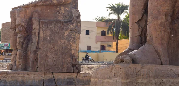 Luxor Ägypten 2019 Memnonkolosse Sind Zwei Massive Steinstatuen Des Pharaos — Stockfoto
