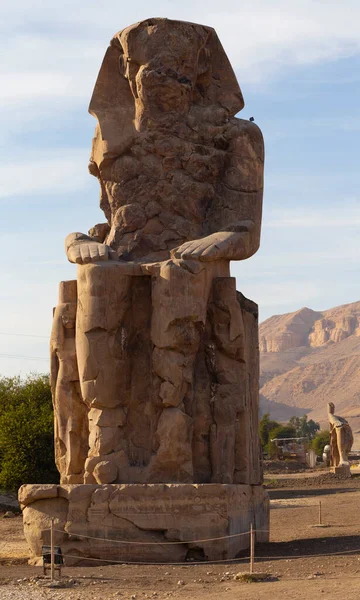 Κολοσσοί Του Μέμνονα Είναι Δύο Ογκώδη Πέτρινα Αγάλματα Φαραώ Αμενχοτέπ — Φωτογραφία Αρχείου