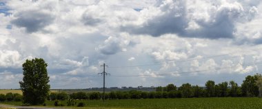 Yağmurdan önce buğday tarlaları. Mavi gökyüzünde kümülatif bulut su manzarası. Güney Avrupa'daki arazi. Dünya gezegenindeki fantastik gökyüzü. Güneş gizlidir. Panorama.