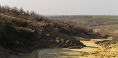 Yeni bir yol inşa etmek. Yol servisi otoyolu onarıyor..