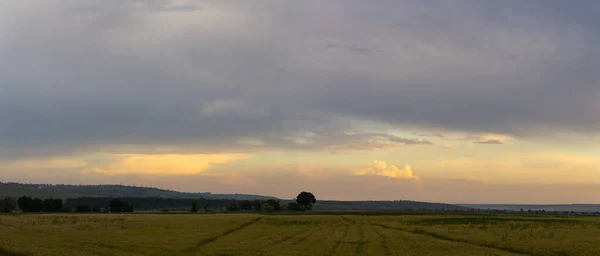 Panorama Krajina Zapadajícím Sluncem Strašidelné Mraky Napadly Oblohu Bouřka Vpředu — Stock fotografie
