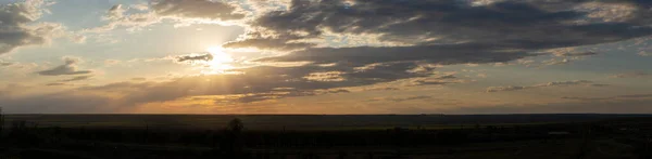 Lila Magenta Moln Cirrus Molnlandskap Blå Himlen Tragisk Dyster Himmel — Stockfoto