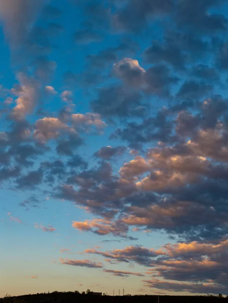 보라색 하늘에 어렴풋이 구름낀 비극적 피비린내나는 지구의 환상적 — 스톡 사진