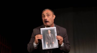 Aynı kişinin iki fotoğrafının kolajı. İnsan ikinci kişiliği. Sahnede takım elbiseli tuhaf bir adam. Bir insanın elinde bir yaprak. Duygusal utanç, kafa karışıklığı..