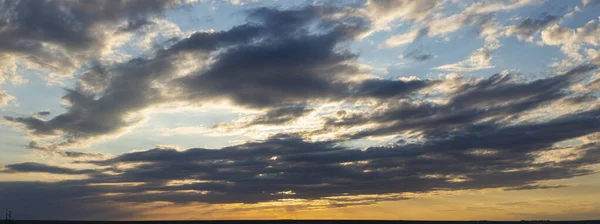 Paarse Magenta Wolken Cirrus Wolkenlandschap Blauwe Hemel Tragische Sombere Hemel — Stockfoto