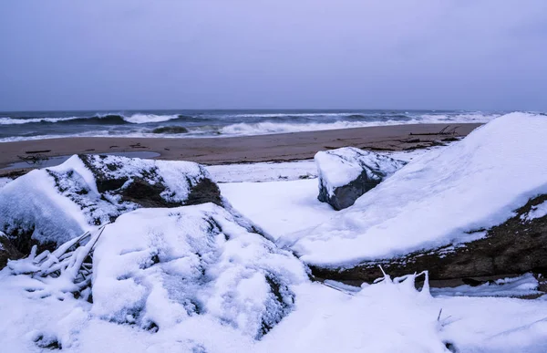 Vue Hivernale Plage Avec Les Rochers Enneigés Ciel Lunatique Sur — Photo