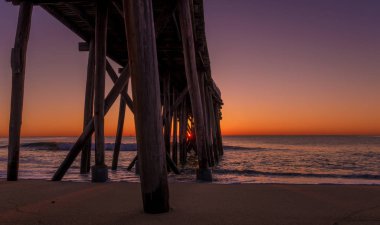 Güzel Belmar balıkçılık iskele görünümünü New Jersey'de güneş doğarken bulunmaktadır..