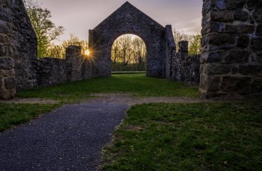 Güzel gündoğumu Lock Ridge Park, Pennsylvania. Sabah güneş demir fırın burning kömür kalıntıları ile parlıyor