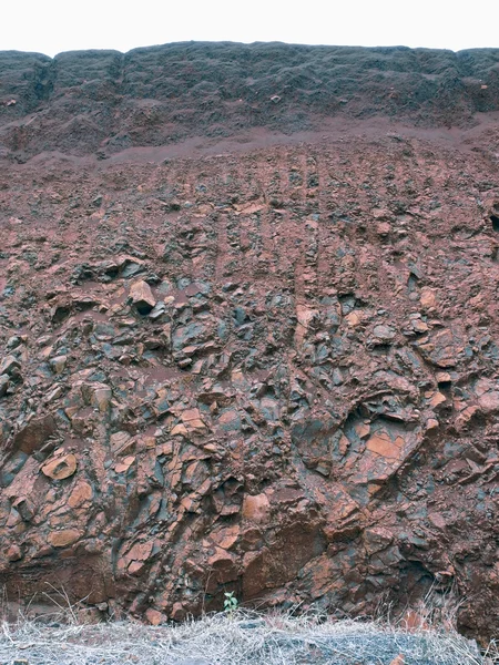 Sección Lado Interior Una Piedra Que Yace Cerca Una Presa — Foto de Stock