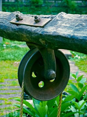 'Rahate', geleneksel bir şekilde kuyudan su çekmek için kullanılan bir makara. Velneshwar, Guhagar, Maharashtra, Hindistan.