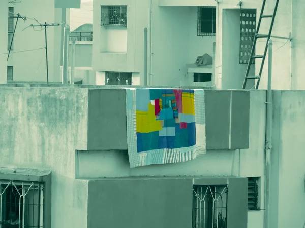 Uma Quilt Colorida Espalhada Uma Parede Parapeito Para Secagem Índia — Fotografia de Stock