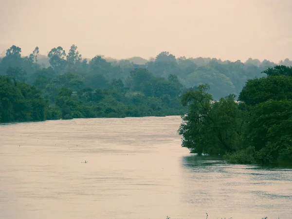 Sungai Mula Arus Tinggi Selama Masa Pelepasan Air Bendungan Musim — Stok Foto