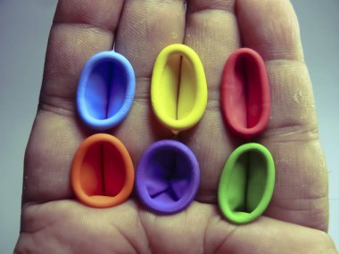 Balonlar içinde insan eli