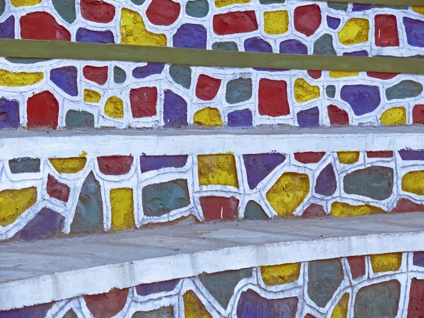 石料覆层的彩色台阶 — 图库照片