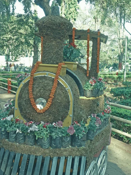 Pociąg Zabawek Ozdobiony Meczem Kwiatami Pune Maharashtra Indie — Zdjęcie stockowe