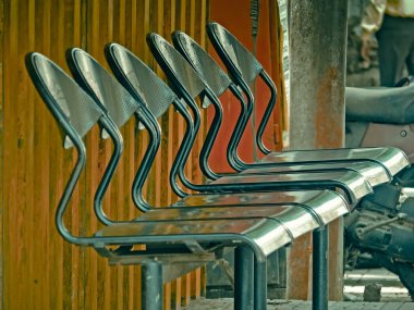 Otobüs durağında Performanslı çarşaf bekleyen sandalyeler.