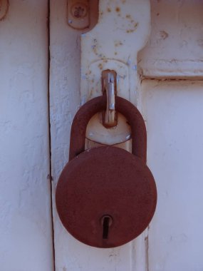 Kilitli kapı, eski, paslı kilit